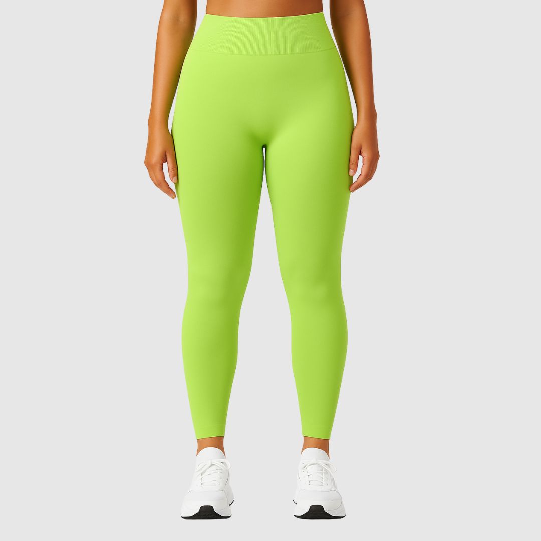 Frau trägt Vibe Scrunch Leggings in Neon-Lime mit weißem Top – sportlicher, figurbetonter Look