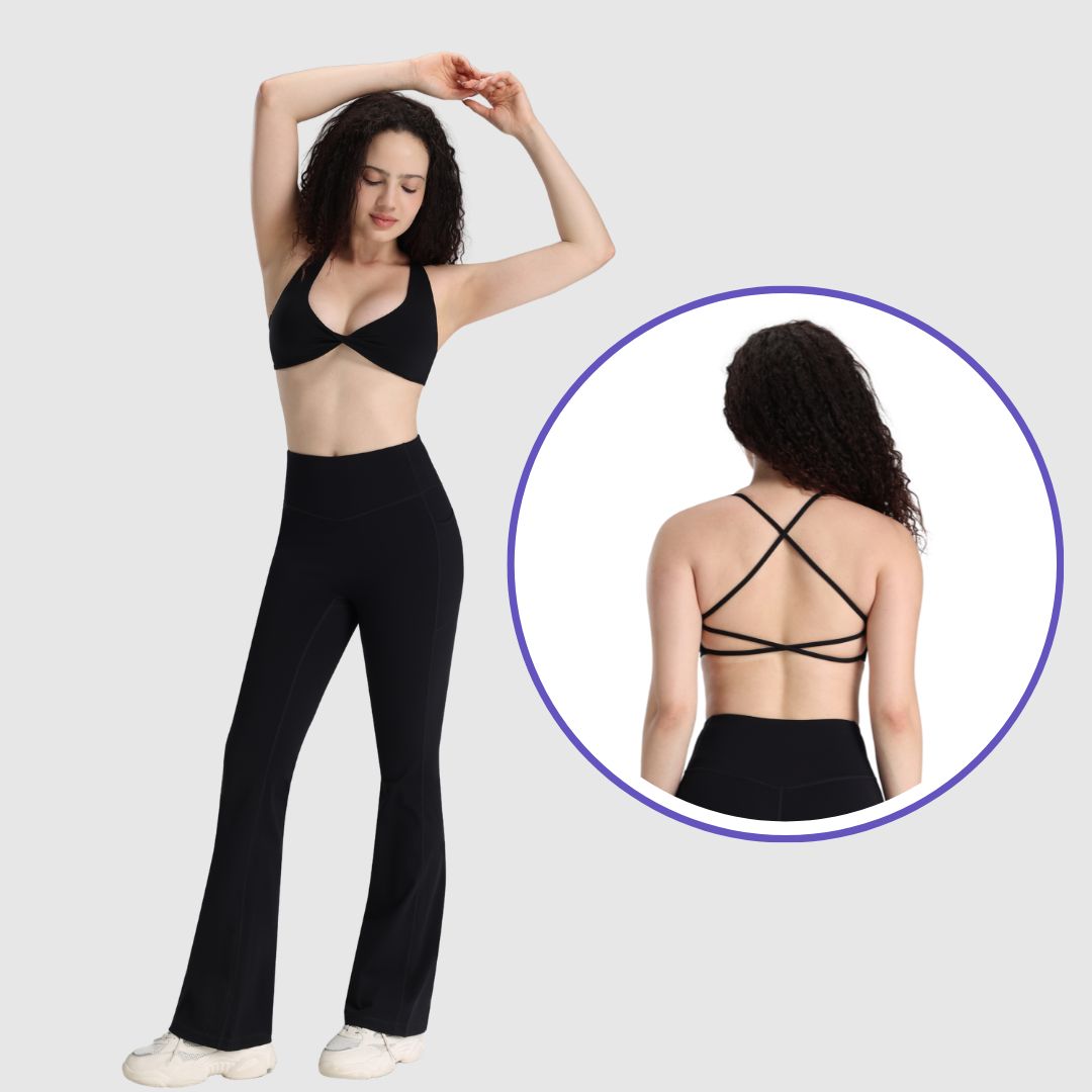 Model trägt den schwarzen UNANIMOUS Twist Sport-BH mit Crossback-Rücken und schwarze Flared Leggings