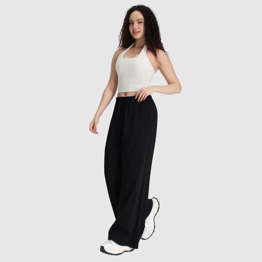 Model trägt die schwarzen UNANIMOUS Everyday Wide Leg Pants mit lockerem Wide-Leg-Schnitt