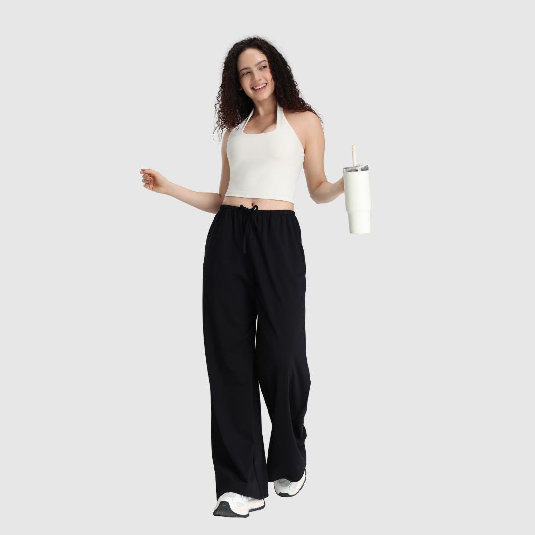 Model trägt die UNANIMOUS Everyday Wide Leg Pants mit Seitentaschen im Casual-Look