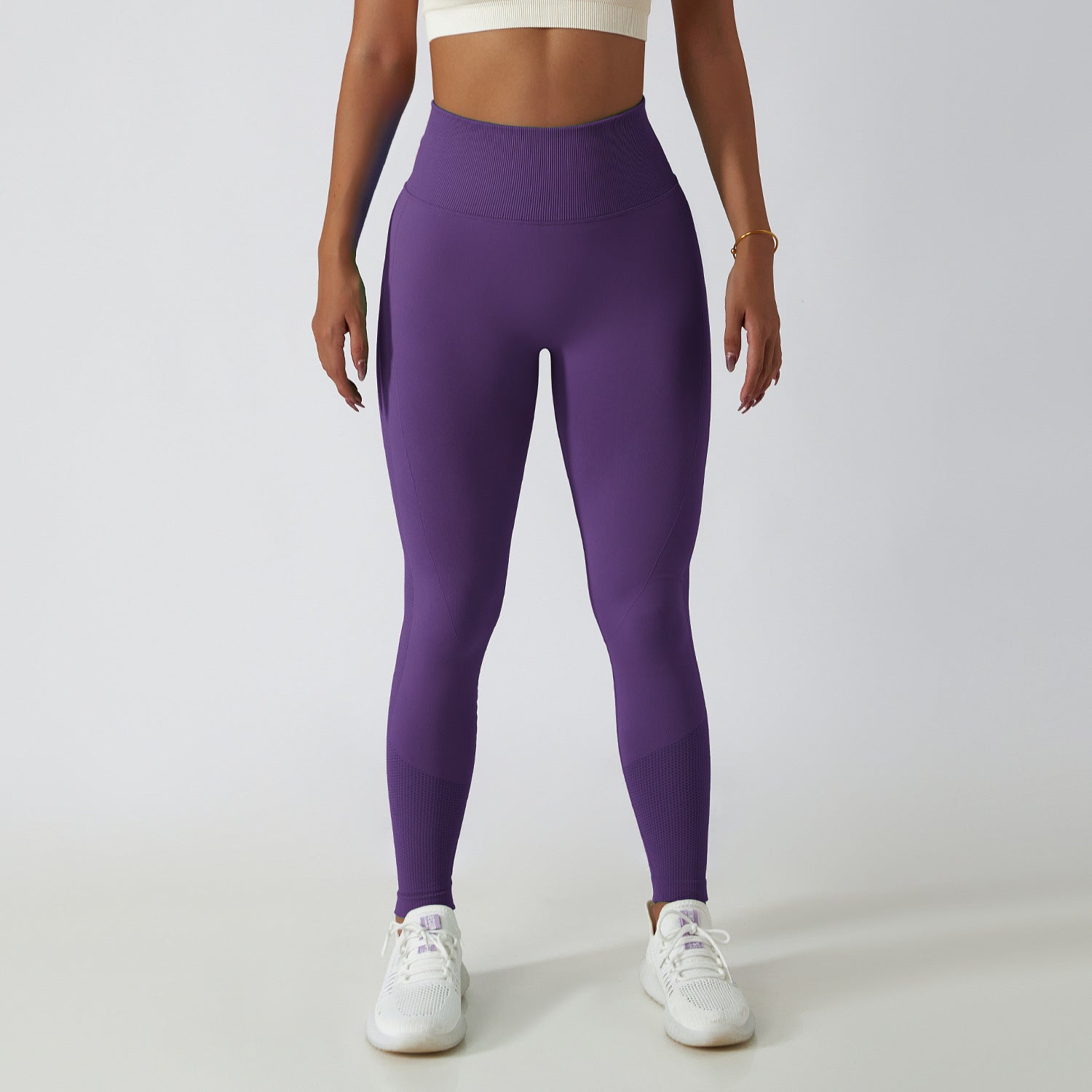Eine Person trägt unsere Scrunch Leggings in der Farbe Purple. Die Leggings sind aus elastischem, atmungsaktivem Material und haben einen Scrunch-Effekt am Gesäß, der für eine feminine Silhouette sorgt. Ideal für jedes Workout.