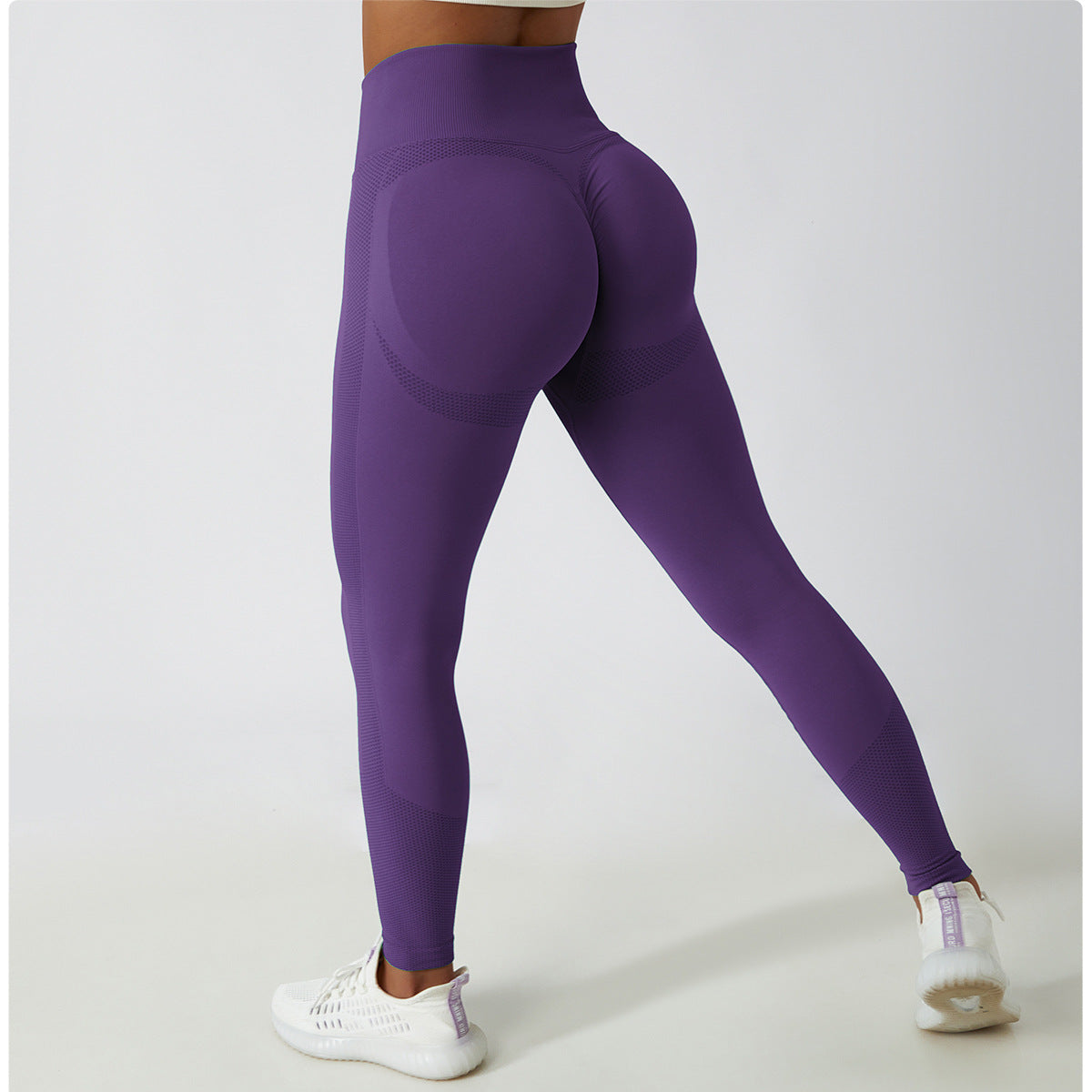 Eine Person trägt unsere Scrunch Leggings in der Farbe Purple. Die Leggings sind aus elastischem, atmungsaktivem Material und haben einen Scrunch-Effekt am Gesäß, der für eine feminine Silhouette sorgt. Ideal für jedes Workout.