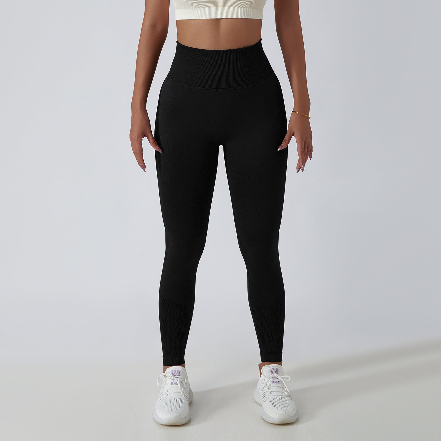 Eine Person trägt unsere Scrunch Leggings in der Farbe Schwarz. Die Leggings sind aus elastischem, atmungsaktivem Material und haben einen Scrunch-Effekt am Gesäß, der für eine feminine Silhouette sorgt. Ideal für jedes Workout.