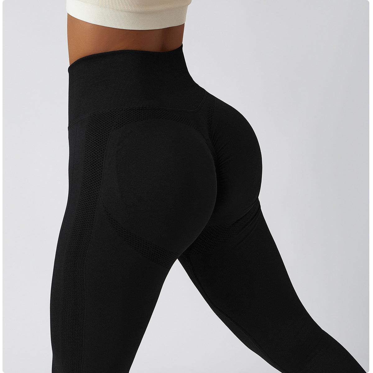 Eine Person trägt unsere Scrunch Leggings in der Farbe Schwarz. Die Leggings sind aus elastischem, atmungsaktivem Material und haben einen Scrunch-Effekt am Gesäß, der für eine feminine Silhouette sorgt. Ideal für jedes Workout.